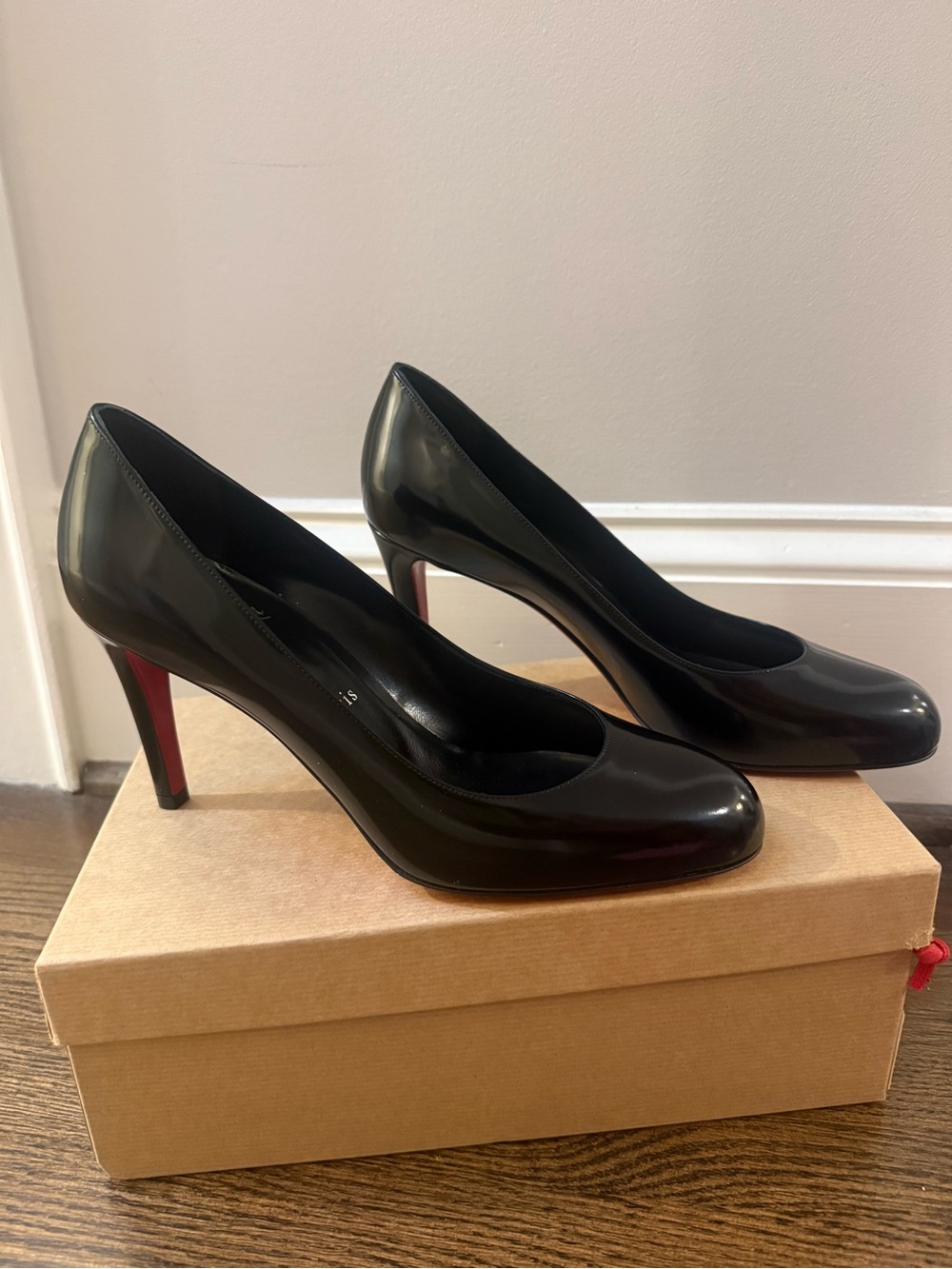 Christian Louboutin Black Patent Pumps with Red Sole PUMPPIE 85